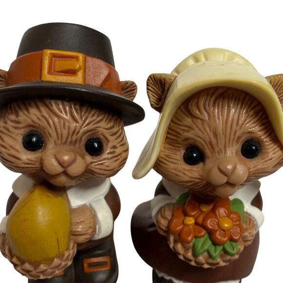 Vintage 80s Hallmark Thanksgiving Pilgrim Chipmunk Salt and Pepper Shaker Set - Picture 6 of 14